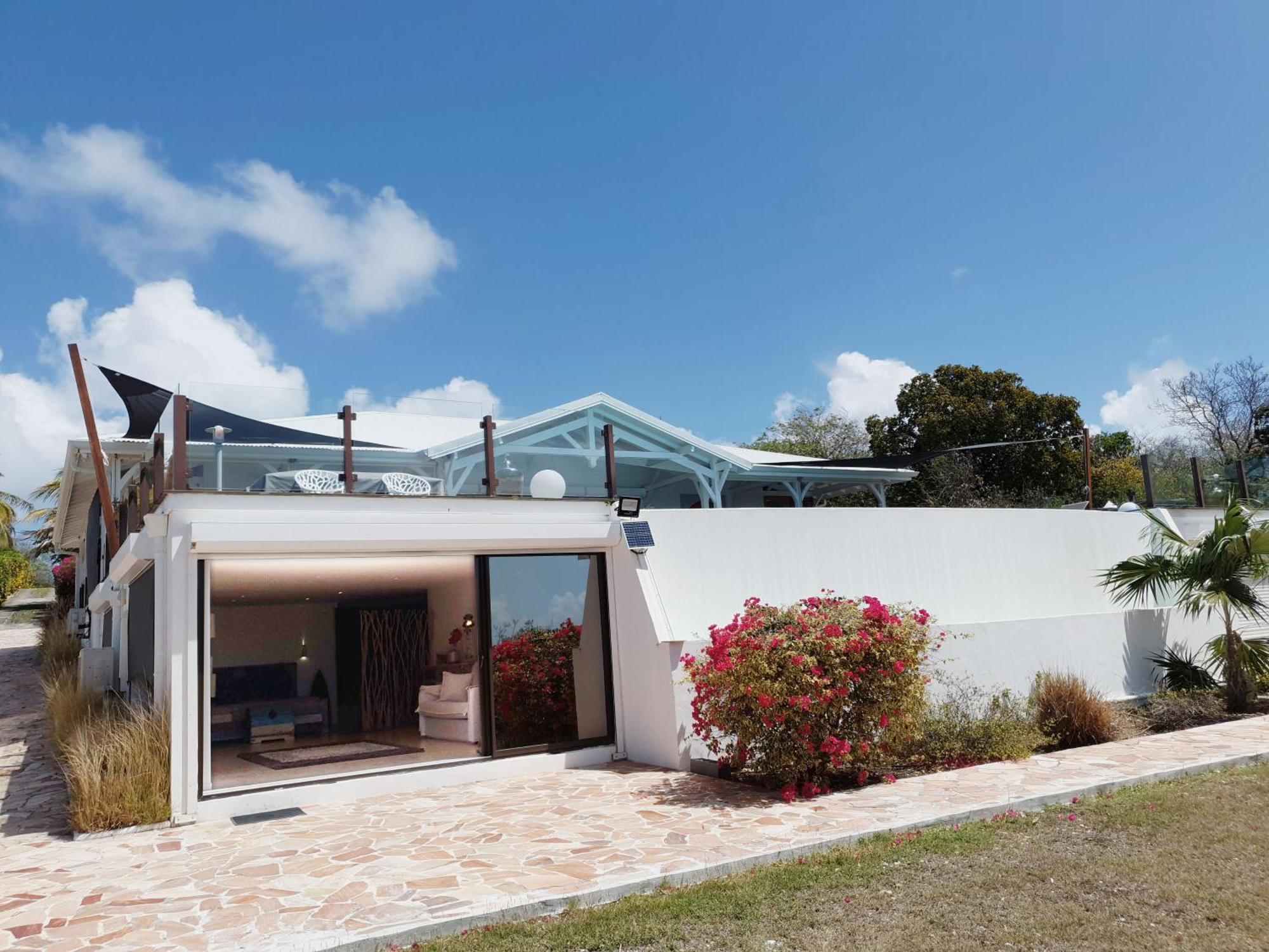 Villa L'Hacienda: Seaside Luxury with Pool, Jacuzzi & Garden Saint-Francois  Room photo